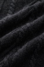 Nahaufnahme des von Braun Cashmere Rollkragenpullovers dunkelgrau meliert aus edlem, weichem Cashmere mit zeitlosem Zopfstrickmuster, Slim Fit.