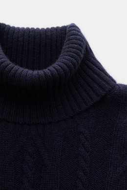 Close-up front view of the von Braun Cashmere turtleneck jumper navy, showcasing premium Inner Mongolian cashmere with a soft, medium-fine knit and timeless cable knit pattern, slim fit, close-fitting turtleneck, and flexible ribbed bands. Elegant everyda
