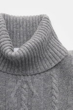 Close-up front view of the von Braun Cashmere turtleneck jumper grey mottled, featuring a luxurious Inner Mongolia cashmere medium-fine knit with a timeless cable knit pattern and a soft, slim fit with a close-fitting, flexible ribbed turtleneck collar. E