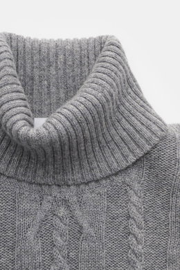 Close-up front view of the von Braun Cashmere turtleneck jumper grey mottled, featuring a luxurious Inner Mongolia cashmere medium-fine knit with a timeless cable knit pattern and a soft, slim fit with a close-fitting, flexible ribbed turtleneck collar. E