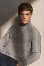 Front view of a male model wearing a grey mottled von Braun Cashmere turtleneck jumper with a stylish cable knit pattern. Elegant everyday piece: Premium cashmere from Inner Mongolia forms the basis for this luxurious VON BRAUN turtleneck jumper with a st