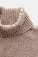 Nahaufnahme des von Braun Cashmere Rollkragenpullovers beige meliert, mit mittelfeinem Strickbild, anliegendem Rollkragen und weichem Griff, von oben fotografiert.