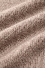 Nahaufnahme des von Braun Cashmere Rollkragenpullovers beige meliert, mittelfeines Strickbild, weicher Griff, Regular Fit, anliegender Rollkragen, Rippbündchen aus edlem Cashmere.