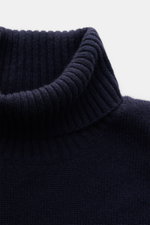 Nahaufnahme von von Braun Cashmere Rollkragenpullover navy mit anliegendem Rollkragen, mittelfeinem Strickbild, Regular Fit und weichem Griff aus reinem Cashmere.