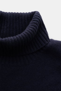 Nahaufnahme von von Braun Cashmere Rollkragenpullover navy mit anliegendem Rollkragen, mittelfeinem Strickbild, Regular Fit und weichem Griff aus reinem Cashmere.