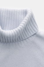 Nahaufnahme von einem von Braun Cashmere Rollkragenpullover hellblau, mittelfeines Strickbild, weicher Griff, Regular Fit, anliegender Rollkragen, Rippbündchen.