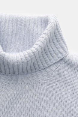 Nahaufnahme von einem von Braun Cashmere Rollkragenpullover hellblau, mittelfeines Strickbild, weicher Griff, Regular Fit, anliegender Rollkragen, Rippbündchen.