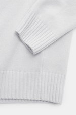 von Braun Cashmere Rollkragenpullover hellgrau in Nahaufnahme von oben, mittelfeines Strickbild, weicher Griff, anliegender Rollkragen, Rippbündchen, Regular Fit, reiner Cashmere aus Innerer Mongolei.