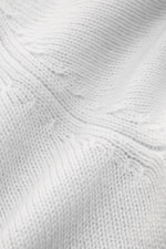 Nahaufnahme des mittelfeinen Strickbilds des von Braun Cashmere Rollkragenpullovers hellgrau aus weichem, reinem Cashmere mit Rippbündchen und anliegendem Rollkragen.
