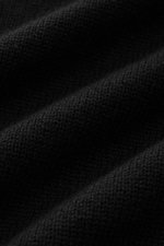 Nahaufnahme des von Braun Cashmere Rollkragenpullovers schwarz, mittelfeines Strickbild, weicher Griff, anliegender Rollkragen, Regular Fit.
