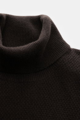 von Braun Cashmere Rollkragenpullover dunkelbraun aus reinem mongolischem Cashmere, edler Strukturstrick, Slim Fit, Rippstrickkragen, Nahaufnahme frontal von oben
