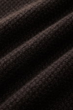 Nahaufnahme des dunkelbraunen von Braun Cashmere Rollkragenpullovers mit edlem Strukturstrick, mittelfeinem Strickbild und weichem Griff aus reinem mongolischem Cashmere.