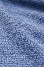 Nahaufnahme des von Braun Cashmere Rollkragenpullovers blau meliert, Strukturstrick aus reinem mongolischem Cashmere mit weichem Griff, mittelfeinem Strickbild, Slim Fit, Rollkragen und Rippbündchen.