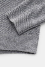 von Braun Cashmere Rollkragenpullover grau meliert, Detailaufnahme von oben, mittelfeiner Strukturstrick, Rippbündchen, Slim Fit, mongolischer Cashmere, weicher Griff