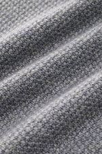 von Braun Cashmere Rollkragenpullover grau meliert, Detailaufnahme aus schräger Nahaufnahme, edler Strukturstrick, mittelfein, weicher Griff, reiner mongolischer Cashmere