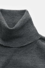 Nahaufnahme von von Braun Merino Rollkragenpullover anthrazit meliert, superfein gestrickt, Slim Fit mit anliegendem Rollkragen und flexiblen Rippbündchen.