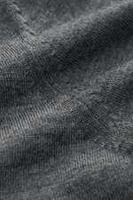Nahaufnahme des von Braun Merino Rollkragenpullover anthrazit meliert mit feinem Strickbild, Slim Fit und Rippbündchen aus reiner Merinowolle.