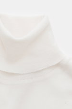 Nahaufnahme von einem cremefarbenen von Braun Merino Rollkragenpullover, superfein gestrickt aus reiner Merinowolle, Slim Fit mit anliegendem Rollkragen und flexiblen Rippbündchen, fotografiert von oben.