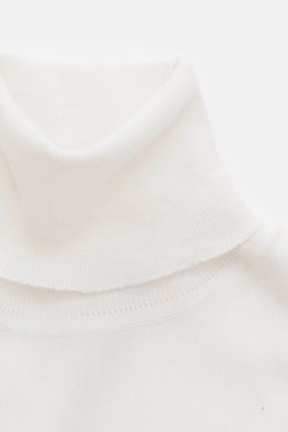 Nahaufnahme von einem cremefarbenen von Braun Merino Rollkragenpullover, superfein gestrickt aus reiner Merinowolle, Slim Fit mit anliegendem Rollkragen und flexiblen Rippbündchen, fotografiert von oben.