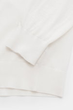 Nahaufnahme des von Braun Merino Rollkragenpullovers creme zeigt feines Strickbild, Slim Fit, Rollkragen und flexible Rippbündchen.