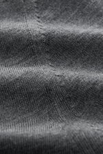 von Braun Merino Rollkragenpullover grau meliert in Nahaufnahme, zeigt feines Strickbild, reine Merinowolle, Slim Fit, anliegender Rollkragen, flexible Rippbündchen.