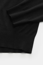 von Braun Merino Rollkragenpullover schwarz, superfein gestrickt aus reiner Merinowolle, Slim Fit, anliegender Rollkragen, flexible Rippbündchen, Detailaufnahme liegend von oben.