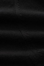 Nahaufnahme des schwarzen von Braun Merino Rollkragenpullovers, superfein gestrickt aus reiner Merinowolle, Slim Fit mit anliegendem Rollkragen und flexiblen Rippbündchen, Detail der feinen Strickstruktur aus seitlicher Perspektive.
