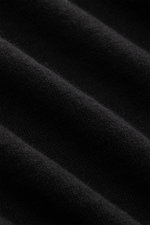 Nahaufnahme des schwarzen Colombo Feinstrick-Rollkragenpullovers, zeigt feines Strickbild, weichen Cashmere-Seiden-Mix und flexible Rippbündchen.