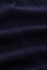 Nahaufnahme des feinen Strickbilds des Colombo Feinstrick-Rollkragenpullovers navy aus Cashmere-Seiden-Mix mit weichem Griff, Regular Fit, anliegendem Rollkragen und flexiblen Rippbündchen, fotografiert aus frontaler Perspektive.