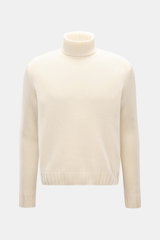 Frontale Aufnahme des 04651/ A trip in a bag Cashmere Rollkragenpullovers creme mit grobem Strickbild, Oversized Fit, weichem Griff, Rollkragen und Rippbündchen.