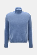 Front view of the 04651/ A trip in a bag Cashmere Rollkragenpullover rauchblau, a soft, oversized blue turtleneck sweater with ribbed cuffs and hem, featuring a chunky knit pattern. Essenziell für kühle Tage: Der Rollkragenpullover aus der 'Look of the Ga