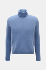 Front view of the 04651/ A trip in a bag Cashmere Rollkragenpullover rauchblau, a soft, oversized blue turtleneck sweater with ribbed cuffs and hem, featuring a chunky knit pattern. Essenziell für kühle Tage: Der Rollkragenpullover aus der 'Look of the Ga