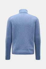 Rear view of the 04651/ A trip in a bag Cashmere Rollkragenpullover rauchblau, a soft, oversized pure cashmere turtleneck sweater with chunky knit, ribbed cuffs, and hem.

<p>Essenziell für kühle Tage: Der Rollkragenpullover aus der 'Look of the Games' 