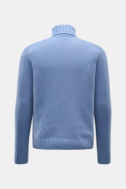 Back view of the 04651/ A trip in a bag Cashmere Rollkragenpullover rauchblau, a soft, oversized cashmere turtleneck sweater with ribbed cuffs and hem, coarse knit texture, photographed against a plain background. 

<p>Essenziell für kühle Tage: Der Rol
