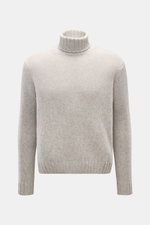 Front view of the 04651/ A trip in a bag Cashmere Rollkragenpullover hellgrau meliert, a light gray marl turtleneck sweater with oversized fit, made from pure cashmere. Essenziell für kühle Tage: Der Rollkragenpullover aus der 'Look of the Games' Capsule 