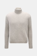 Front view of the 04651/ A trip in a bag Cashmere Rollkragenpullover hellgrau meliert, a light gray marl turtleneck sweater with oversized fit, made from pure cashmere. Essenziell für kühle Tage: Der Rollkragenpullover aus der 'Look of the Games' Capsule 