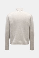 Back view of the 04651/ A trip in a bag Cashmere Rollkragenpullover hellgrau meliert, a light grey melange oversized cashmere turtleneck sweater with ribbed cuffs and hem, featuring a soft touch and coarse knit texture. Essenziell für kühle Tage: Der Roll