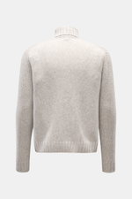 Back view of the 04651/ A trip in a bag Cashmere Rollkragenpullover hellgrau meliert, a light gray oversized turtleneck sweater with a coarse knit, soft texture, ribbed cuffs, and hem, made of pure cashmere, essential for cool days, inspired by the 2026 O
