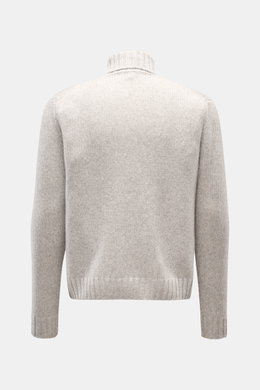 Back view of the 04651/ A trip in a bag Cashmere Rollkragenpullover hellgrau meliert, a light gray oversized turtleneck sweater with a coarse knit, soft texture, ribbed cuffs, and hem, made of pure cashmere, essential for cool days, inspired by the 2026 O
