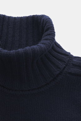 Belstaff Rollkragenpullover 'Watch' navy, Nahaufnahme von oben, reine Wolle, weicher Griff, grobes Strickbild, Rippstrick, Slim Fit, Rollkragen, BELSTAFF-Weblabel, flexible Rippbündchen.