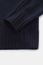 Belstaff Rollkragenpullover 'Watch' navy, Detailaufnahme von Arm und Bund mit grobem Strickbild, reiner Wolle, weicher Griff, Slim Fit, Rollkragen, BELSTAFF-Weblabel, flexible Rippbündchen.