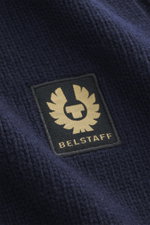 Belstaff Rollkragenpullover 'Watch' navy aus reiner Wolle, grobes Strickbild, weicher Griff, Slim Fit, Rollkragen, Rippstrick, Weblabel, flexible Rippbündchen, Nahaufnahme.