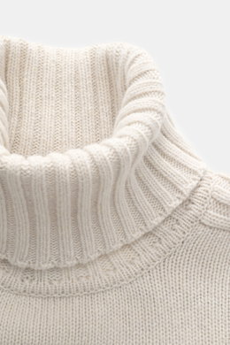 Belstaff Rollkragenpullover 'Watch' creme, Detailaufnahme von oben, reine Wolle, weicher Griff, grobes Strickbild, Rollkragen, Slim Fit, Rippstrick-Elemente, BELSTAFF-Weblabel.