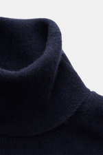 Nahaufnahme des anliegenden Rollkragens vom Malo Cashmere Rollkragenpullover navy, feines Strickbild, reiner Cashmere, Slim Fit.
