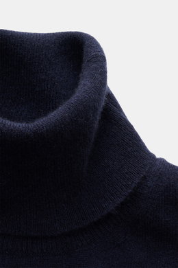 Nahaufnahme des anliegenden Rollkragens vom Malo Cashmere Rollkragenpullover navy, feines Strickbild, reiner Cashmere, Slim Fit.