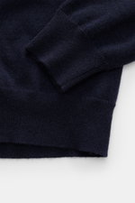 Malo Cashmere Rollkragenpullover navy im Slim Fit, Detailaufnahme von Ärmel und Saum mit feinem Strickbild, anliegendem Rollkragen, Rippbündchen, reiner Cashmere.