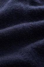 Nahaufnahme des feinen Strickbilds und der weichen Oberfläche des Malo Cashmere Rollkragenpullovers navy aus reiner, hochwertiger Cashmere-Faser.