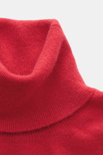 Nahaufnahme des anliegenden Rollkragens vom Malo Cashmere Rollkragenpullover rot, reiner Cashmere, Slim Fit, sehr weich.