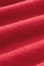 Nahaufnahme des fein gestrickten roten Malo Cashmere Rollkragenpullovers, die Weichheit und Struktur des reinen Cashmere-Stoffs aus Slim Fit mit anliegendem Rollkragen und Rippbündchen zeigt.