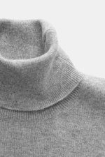 Malo Cashmere Rollkragenpullover grau meliert, Detailansicht von oben, feines Strickbild, Slim Fit, anliegender Rollkragen, weicher Griff, reiner Cashmere, Rippbündchen.